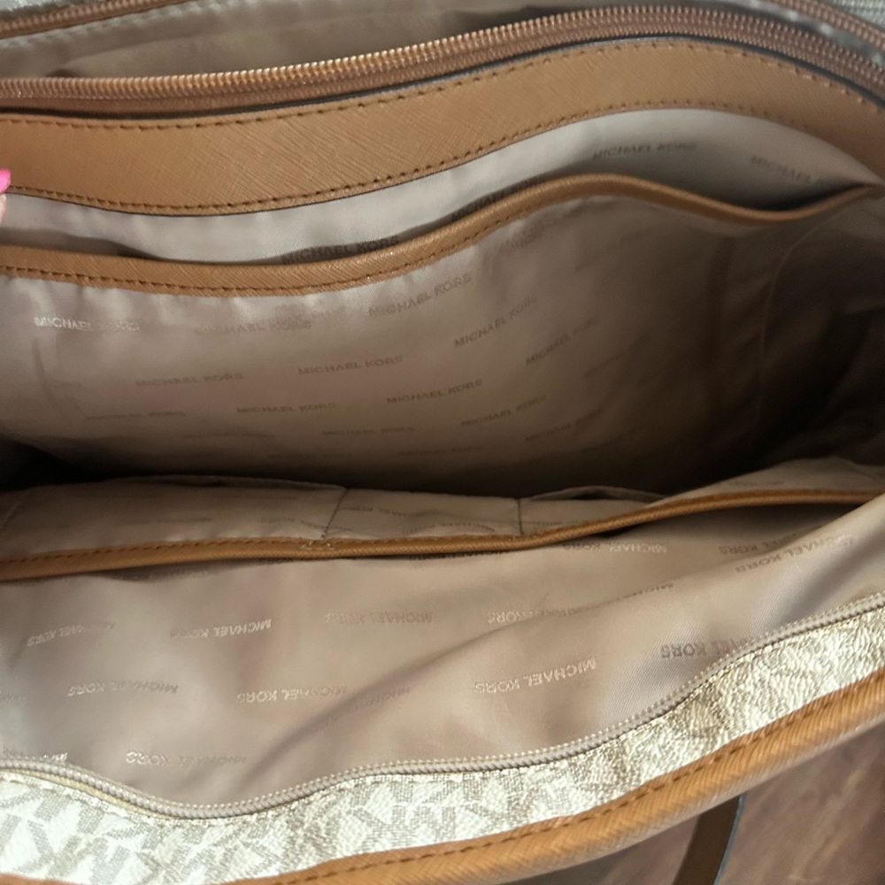 Michael Kors Jet Set Tote - Picture 5 of 11